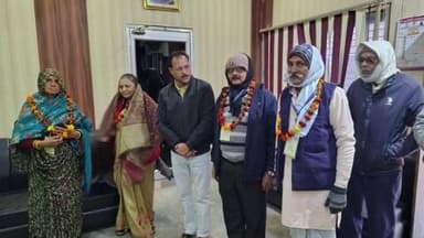 नौगांव: मुख्यमंत्री तीर्थ दर्शन योजना: हरपालपुर नगर पालिका ने तीर्थ यात्रियों को फूलमालाएं पहनाकर किया रवाना!