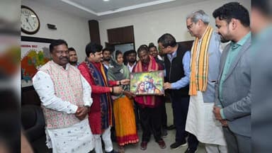 ଝାରସୁଗୁଡା: ଜିଲ୍ଲାପାଳଙ୍କ ପ୍ରୟସରେ ଆଉ ଜଣେ ବୃଦ୍ଧ୍ ଘରକୁ ଫେରିଲେ