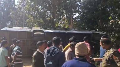 যাত্রীবাহী বাস উল্টে ১৫ থেকে ২০ জনের অধিক যাত্রী আহত! অমরপুর নতুনবাজার সড়কে টিএসআর পঞ্চম বাহিনীর ক্যাম্প সংলগ্ন এলাকায়...