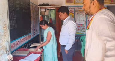 ತಿಪಟೂರು: ಹಿಂಡಿಸ್ಕೆರೆ ಗ್ರಾಪಂ ವ್ಯಾಪ್ತಿಯ ಅಂಗನವಾಡಿ ಕೇಂದ್ರಕ್ಕೆ ಜಿಪಂ ಸಿಇಒ ಜಿ. ಪ್ರಭು, ಪರಿಶೀಲನೆ