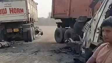 देवसर: वरगवां-बैढ़न बायपास पर कोयला लदे दो मालवाहक वाहनों की भीषण टक्कर, यातायात बाधित