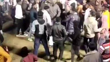 ভাঙড় ২: ভোজেরহাটে ফুটবল খেলা ঘিরে উত্তেজনা রেফারি সহ দুই দলের ব্যাপক মারামারি ভাইরাল সেই ভিডিও
#breakingnews