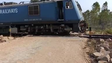 ଲାଞ୍ଜିଗଡ: ଜୋଡା ବନ୍ଧ ଠାରେ ରେଳ ଫାଟକ ପାଇଁ ଦାବି,ଫାଟକ ବିହିନ ରାସ୍ତା ଜୀବନ ପ୍ରତି ଭୟ। ନିନ୍ଦା ବିଷ୍ଣୁ ବେଦାନ୍ତ କତୃପକ୍ଷ।