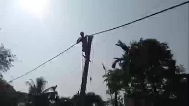 মথুরাপুর ২: ইলেকট্রিক অপচয় রুখতে ইলেকট্রিক দপ্তরের পক্ষ থেকে শুরু হয়েছে ঘোষপাড়া এলাকায় ইলেকট্রিকের কেবিল তার লাগানোর কাজ