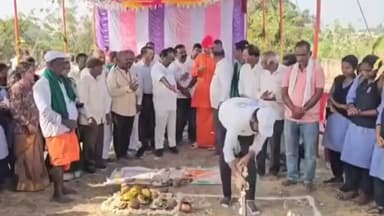 ಅಣ್ಣಿಗೇರಿ: ಅಣ್ಣಿಗೇರಿ ಪಟ್ಟಣದ ಎಮ್.ಬಿ.ಹಳ್ಳಿ ಪ್ರಥಮ ದರ್ಜೆ ಕಾಲೇಜಿನಲ್ಲಿ ಬೋಧನಾ ಕೊಠಡಿ ಹಾಗೂ ಸಭಾಂಗಣ ಕಟ್ಟಡದ ನಿರ್ಮಾಣ ಕಾಮಗಾರಿ ಭೂಮಿಪೂಜೆ