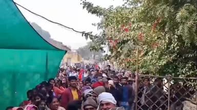 पन्ना: खाद के नाम पर किसानों को मिल रहे दावे, खाद के लिए लगी भीड़, फसल से चुका रहे कीमत