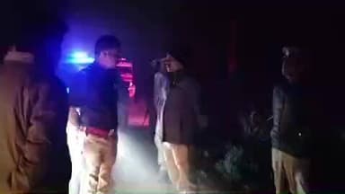 करछना: घोडेडी़ह में सर्राफा व्यापारी से गोली मारकर हुई लूट की घटना के बाद मौके पर पहुंचे अतिरिक्त पुलिस कमिश्नर और डीसीपी