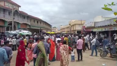 દસાડા: દસાડા ના પીપળી ગામે બીજ નિમીત્તે રામદેવપીરના મંદિરે દર્શનાર્થે માનવ મહેરામણ ઉમટ્યું