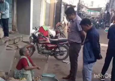 લીંબડી: લીંબડી પાલિકા દ્વારા શહેરની બજારોમાં કચરો બહાર ફેંકતા તત્વો તેમજ બિનઅધિકૃત પ્લાસ્ટિક જપ્ત કરી દંડ વસૂલ કરવામાં આવ્યો