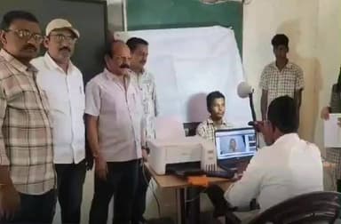 సంతనూతలపాడు: సంతనూతలపాడు మండలం మైనంపాడు ప్రభుత్వ పాఠశాలలో ఏర్పాటుచేసిన స్పెషల్ ఆధర్ క్యాంపును పరిశీలించిన ఎంపీడీవో రవికుమార్