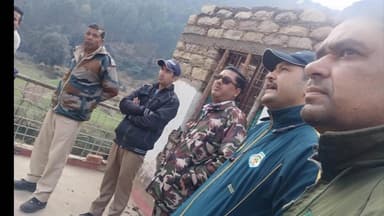 कपकोट: दौला गांव में दिनदहाड़े गुलदार देखे जाने की सूचना पर वन विभाग की टीम पहुंची, की अपील