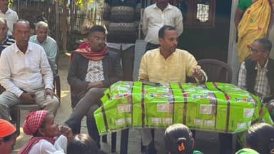 বিলাসীপাৰা ভাগ: বিধানসভা নিৰ্বাচন কেন্দ্ৰ কৰি হেলাগাড়ী গাঁৱত উপস্থিত হৈ ৰাইজৰ সমস্যালৈ মত বিনিময় কৰে প্ৰাক্তন বিধায়ক অশোক কুমাৰ সিংঘী