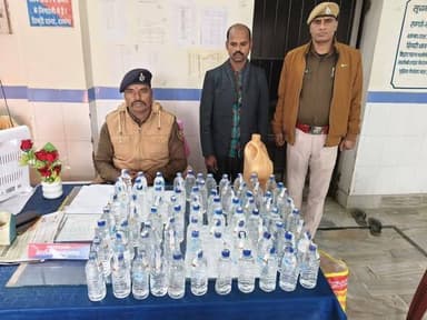 आसूचना के आधार पर सिमरी थाना अंतर्गत ग्राम मिश्रौली रमपुरा से 05 लीटर देशी चुलाई शराब और 27 लीटर नेपाली शराब कुल–32 लीटर...