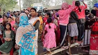 তামবাগের বলাই চক এলাকায় প্রধান সড়কের উপর বাঁশ কাঠ ফেলে পথ অবরোধ।