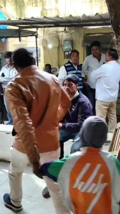 🔥 मंदसौर कोर्ट में हंगामा, वायरल हुआ वीडियो⚖️
मंदसौर कोर्ट परिसर में उस समय अफरा-तफरी मच गई जब एक युवक की खुलेआम पिटाई ...