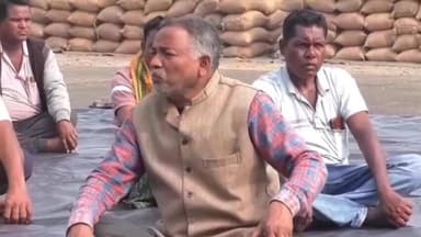 ଗୋବିନ୍ଦପୁର: ଉଚ୍ଚକାପାଟ ଧାନ ମଣ୍ଡିରେ ପଡ଼ିଥିବା ଚାଷୀଙ୍କ ଧାନ ଉଠାଇବା ଦାବିରେ ବିକ୍ଷୋଭ ପ୍ରଦର୍ଶନ କଲେ ଚାଷୀ