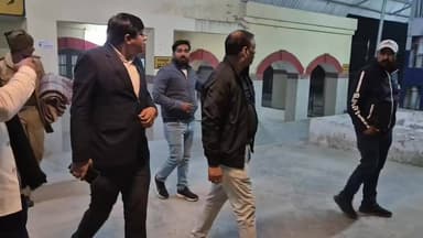 जीआरपी पुलिस को भी सूचना दिए एसडीएम साहब जब छोटा बच्चा पिता के इंतजार में अकेले रात 12:00 बजे रेलवे स्टेशन पर था।
#THE...