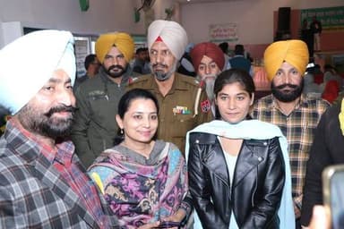 *ਕੁਲਰੀਆਂ ਦੀ ਅਮਨਜੀਤ ਕੌਰ ਨੌਜਵਾਨਾਂ ਲਈ ਬਣੀ ਮਿਸਾਲ, ਫੁੱਲਾਂ ਦੀ ਖੇਤੀ ਨੇ ਮਹਿਕਾਈ ਆਰਥਿਕਤਾ*
*ਵਿਦੇਸ਼ ਜਾਣ ਦੀ ਬਜਾਏ ਆਪਣੇ ਪਿੰਡ 'ਚ ਫੁੱਲਾਂ ...