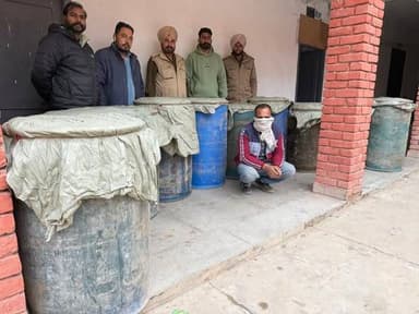 ਬਠਿੰਡਾ ਪੁਲਿਸ (ਸੀ.ਆਈ.ਏ ਸਟਾਫ-2) ਵੱਲੋਂ ਇੱਕ ਵਿਅਕਤੀ ਨੂੰ ਕਾਬੂ ਕਰਕੇ ਉਸਦੇ ਕਬਜੇ ਵਿੱਚੋਂਨੌਹਰਿਆਂ ਵਿੱਚੋਂ ਈਥਨੌਲ ਅਤੇ ਪੈਟਰੌਲ ਚੋਰੀ ਕਰਦਾ ਸ...