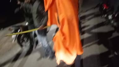 हमीरपुर मुख्यालय के ईदगाह गौरा देवी मोहल्ले में दो पक्षों द्वारा पुराने विवाद को खत्म करने के इरादे से बातचीत के दौरान अ...