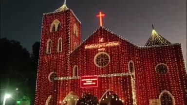 નડિયાદ: નડિયાદમાં નાતાલ પર્વની ઉજવણીને લઈને ખ્રિસ્તી સમુદાયમાં ભારે ઉત્સાહ,મિશન રોડ પરના ચર્ચો રોશનીથી ઝળહળી ઉઠ્યા.