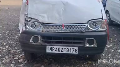 सेंधवा: ट्रक ने बाइक और ईको वाहन को मारी टक्कर, बाइक सवार हुआ घायल