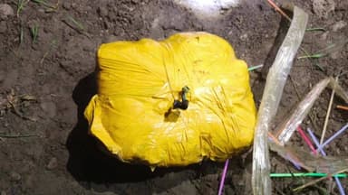 ਅੰਮ੍ਰਿਤਸਰ 2: ਲੋਪੋਕੇ ਥਾਣੇ ਦੇ ਵਿੱਚ ਮੁਕਦਮਾ ਹੋਇਆ ਦਰਜ ਖੇਤਾਂ ਵਿੱਚੋਂ ਮਿਲੀ 12 ਕਿਲੋ 50 ਗ੍ਰਾਮ ਹੈਰੋਇਨ ਬੀਐਸਐਫ ਅਤੇ ਪੰਜਾਬ ਪੁਲਿਸ ਨੂੰ ਵੱਡੀ ਸਫਲਤਾ