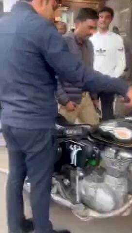 बागपत: TI ने राष्ट्र वंदना चौक, बागपत पर यातायात नियमों का उल्लंघन करने पर बुलेट चालक का काटा ₹28,500 का चालान, दी हिदायत