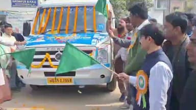 ভগবানগোলা ২: পদ্মা পারের চর এলাকায় স্বাস্থ্য পরিষেবা পৌঁছাতে নসিপুরে চালু ভ্রাম্যমান চিকিৎসা কেন্দ্র