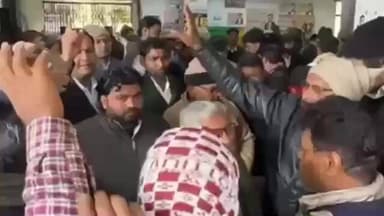 फूलपुुर: फूलपुर तहसील में कथित फर्जी एफआईआर के विरोध में अधिवक्ताओं का उग्र प्रदर्शन, कार्य बहिष्कार से कामकाज ठप