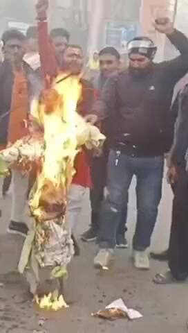 बेहट: हिंदुओं की हत्या के विरोध में हिंदू संगठन के लोगों ने शाकम्भरी द्वार पर बांग्लादेश का फूंका पुतला