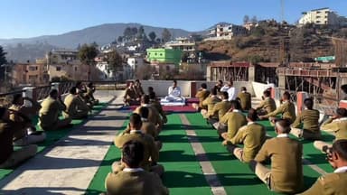 चम्पावत: चंपावत में पुलिस जवानों को शारीरिक और मानसिक रूप से फिट रखने के लिए आयोजित की गई साप्ताहिक परेड