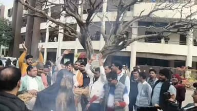 #आजमगढ़ में विश्व हिंदू परिषद की #कार्यकर्ताओं ने #बांग्लादेश का फूंका पुतला