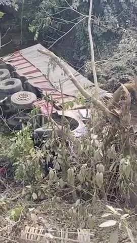 কুমারঘাট: পেঁচারথল এলাকায় ১২ চাকার একটি লড়ি দুর্ঘটনার কবলে পড়ে