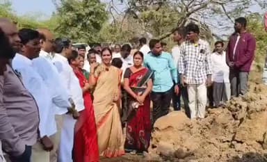 నార్సింగి: నార్సింగ్ హల్ది వాగులో ఇసుక తవ్వకాలు పరిశీలించిన ప్రజా ప్రతినిధులు