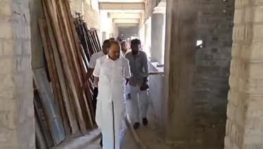 பொன்னமராவதி: புதிதாக கட்டப்பட்டு வரும் ஊராட்சி ஒன்றிய அலுவலகத்தில் ஆய்வு பணியை மேற்கொண்ட அமைச்சர் S ரகுபதி அதிகாரிகள் உடன் இருந்தனர்