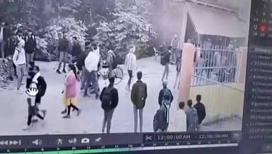 केराकत: नगर के पब्लिक इंटर कॉलेज में दोपहर छुट्टी के बाद असलहे के बल पर छात्र को बुरी तरह पीटा गया