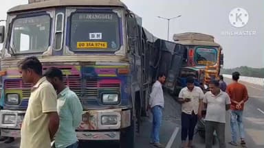 କାମାକ୍ଷାନଗର: କାମାକ୍ଷାନଗର ମାଳପୁରା ଉଭର ବ୍ରିଜ ଉପରେ ମଙ୍ଗଳବାର ୧୨ଟାରେ ଟ୍ରକ କୁ ପଛରୁ ପିଟିଲା ଟ୍ରକ ଜଣେ ଚାଳକ ଗୁରୁତର