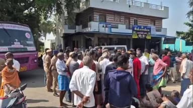 நாட்றாம்பள்ளி: அக்ரகாரம் பகுதியில் முறையாக குடிநீர் வழங்கவில்லை என கூறி அரசு பேருந்தை சிறைபிடித்து சாலை மறியல் போராட்டத்தில் ஈடுபட்ட பொதுமக்கள்