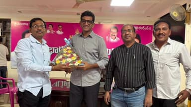 మెట్పల్లి: కోరుట్ల ఎమ్మెల్యే డాక్టర్ కల్వకుంట్ల సంజయ్ ని మర్యాదపూర్వకంగా కలిసిన జిల్లా నూతన డీఎంహెచ్ఓ ఆకుల శ్రీనివాస్