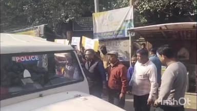 বারাসাত ১: গৃহবধূ হত্যার ঘটনায় অভিযুক্তর ফাঁসির দাবি তুলে বারাসাত আদালতের সামনে বিক্ষোভ