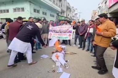 ਗਿੱਦੜਬਾਹਾ: ਬੰਗਲਾਦੇਸ਼ ਵਿੱਚ ਹਿੰਦੂਆਂ ਤੇ ਹੋ ਰਹੇ ਅੱਤਿਆਚਾਰਾਂ ਦੇ ਖਿਲਾਫ ਵਿਸ਼ਵ ਹਿੰਦੂ ਪਰਿਸ਼ਦ ਨੇ ਗਿੱਦੜਬਾਹਾ ਵਿਖੇ ਕੀਤਾ ਰੋਸ਼ ਪ੍ਰਦਰਸ਼ਨ,ਫੂਕਿਆ ਪੁਤਲਾ