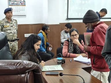 सीहोर नगर: कलेक्ट्रेट में हुई जनसुनवाई, 60 आवेदकों ने अपनी समस्याओं से संबंधित आवेदन किए प्रस्तुत