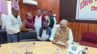 मंडला: जिला अस्पताल में सुरक्षा एवं स्वास्थ्य संबंधी सुविधाएं बढ़ाने की मांग को लेकर जिला कांग्रेस कमेटी ने DM को दिया आवेदन