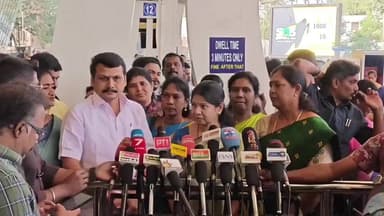 கோவை தெற்கு: விமான நிலையத்தில் தி.மு.க துணைப் பொது செயலாளர் கனிமொழி செய்தியாளர்களை சந்தித்தார்.