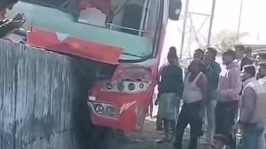 इछावर: जिले के सलकनपुर में यात्री बस नहर की पुलिया से टकराई, 22 यात्री घायल, दो की हालत गंभीर
