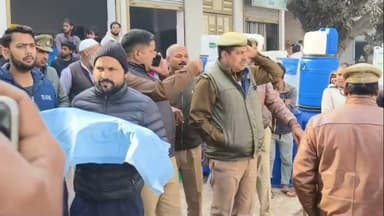 डॉ की लापरवाही के चलते हसनपुर नगर में नवजात की मौत, परिजनों ने किया हंगामा