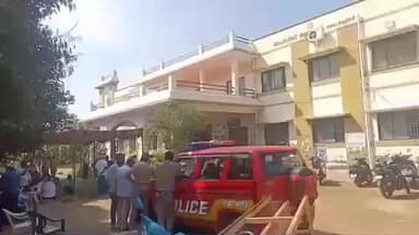 மொடக்குறிச்சி: வட்டாட்சியர் அலுவலகத்தில் கிராம உதவியாளர்கள் சங்கம் சார்பில் வருவாய் துறை மாவட்ட நிர்வாகத்தை கண்டித்து காத்திருப்பு போராட்டம்