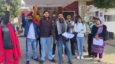 थानेसर: कुरुक्षेत्र विश्वविद्यालय में छात्र संघ के नेतृत्व में एनवायरमेंट विभाग के छात्रों का प्रदर्शन