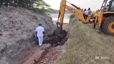 పాలకుర్తి: ప్రమాణస్వీకారంలో ఇచ్చిన హామీ మేరకు అక్రమ ఇసుక రవాణాకు అడ్డుకట్ట వేసిన దేవరుప్పల నూతన సర్పంచ్